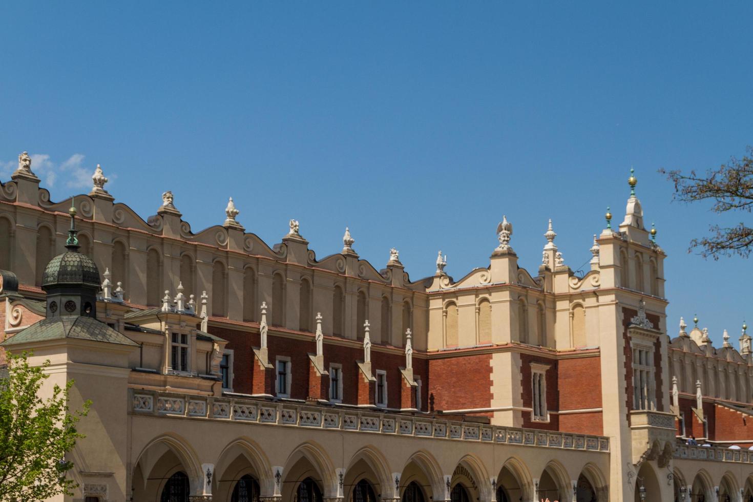 edifício sukiennice em cracóvia, polônia foto