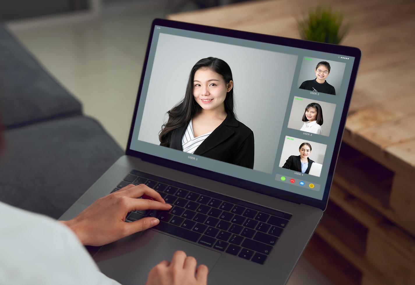 pessoa que faz uma vídeo chamada comercial foto