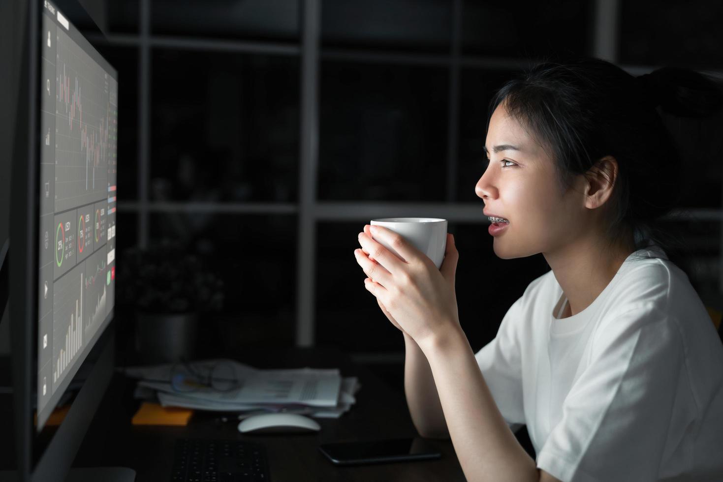 comerciante profissional, analisando gráficos no computador foto