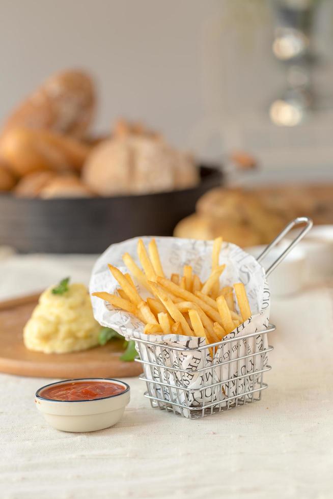 cozinha americana com batatas fritas foto