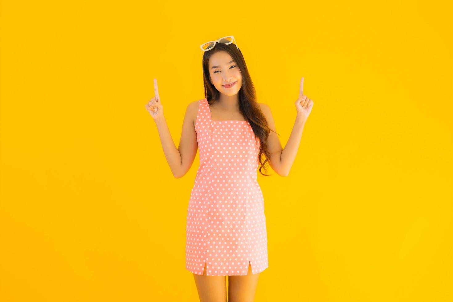 retrato de uma jovem mulher asiática sorrindo foto