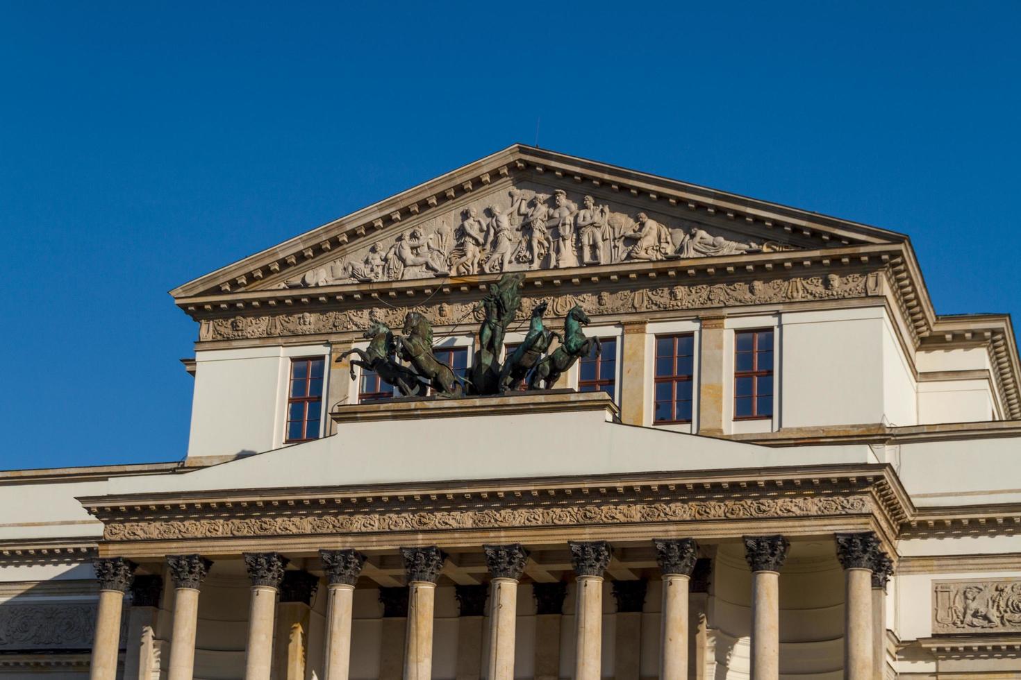 Varsóvia, Polônia - casa de ópera nacional e edifício do teatro nacional foto