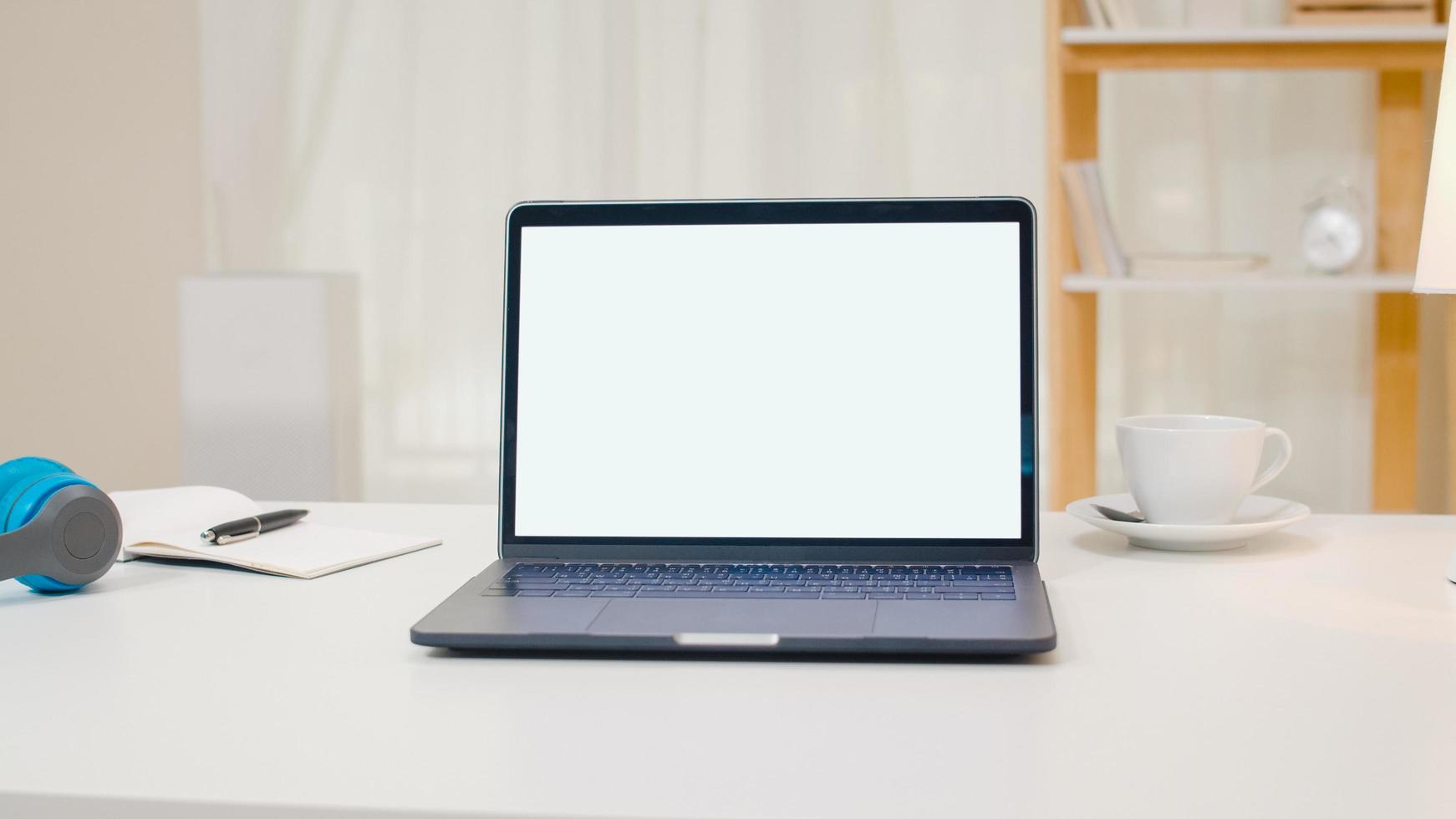 computador portátil aberto com tela em branco em casa foto