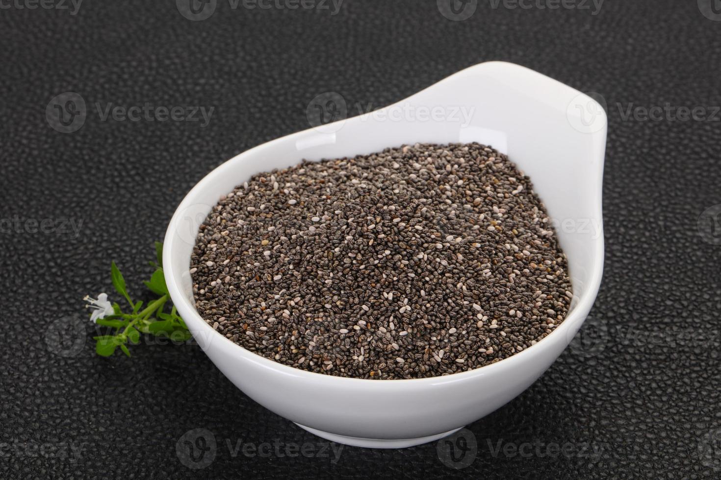 sementes de chia dietéticas na tigela foto