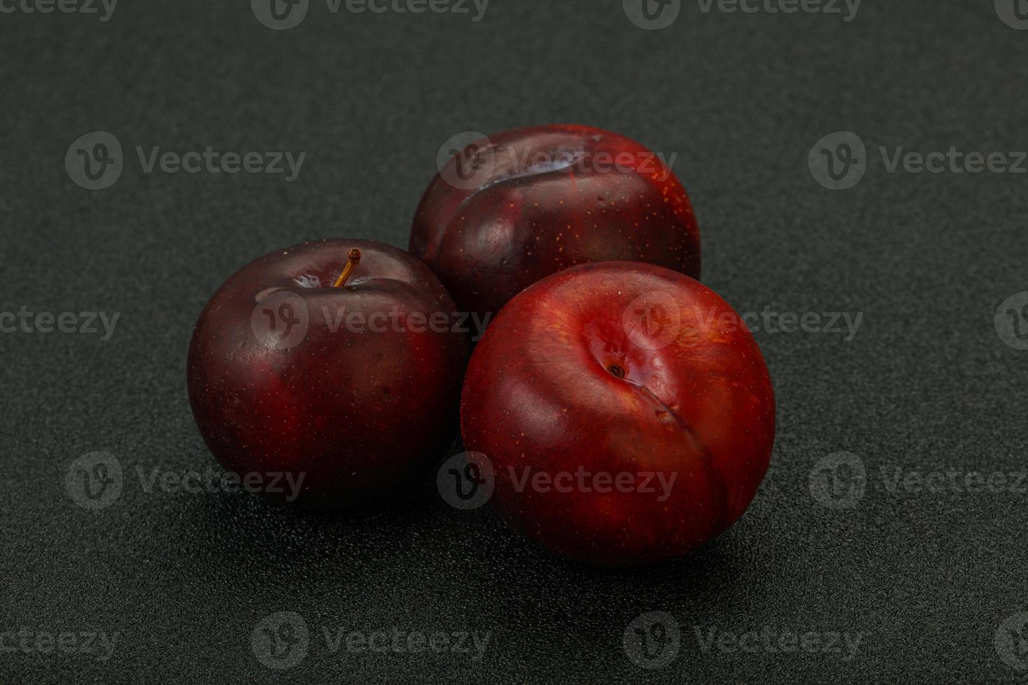 pilha de frutas de ameixa doce madura foto