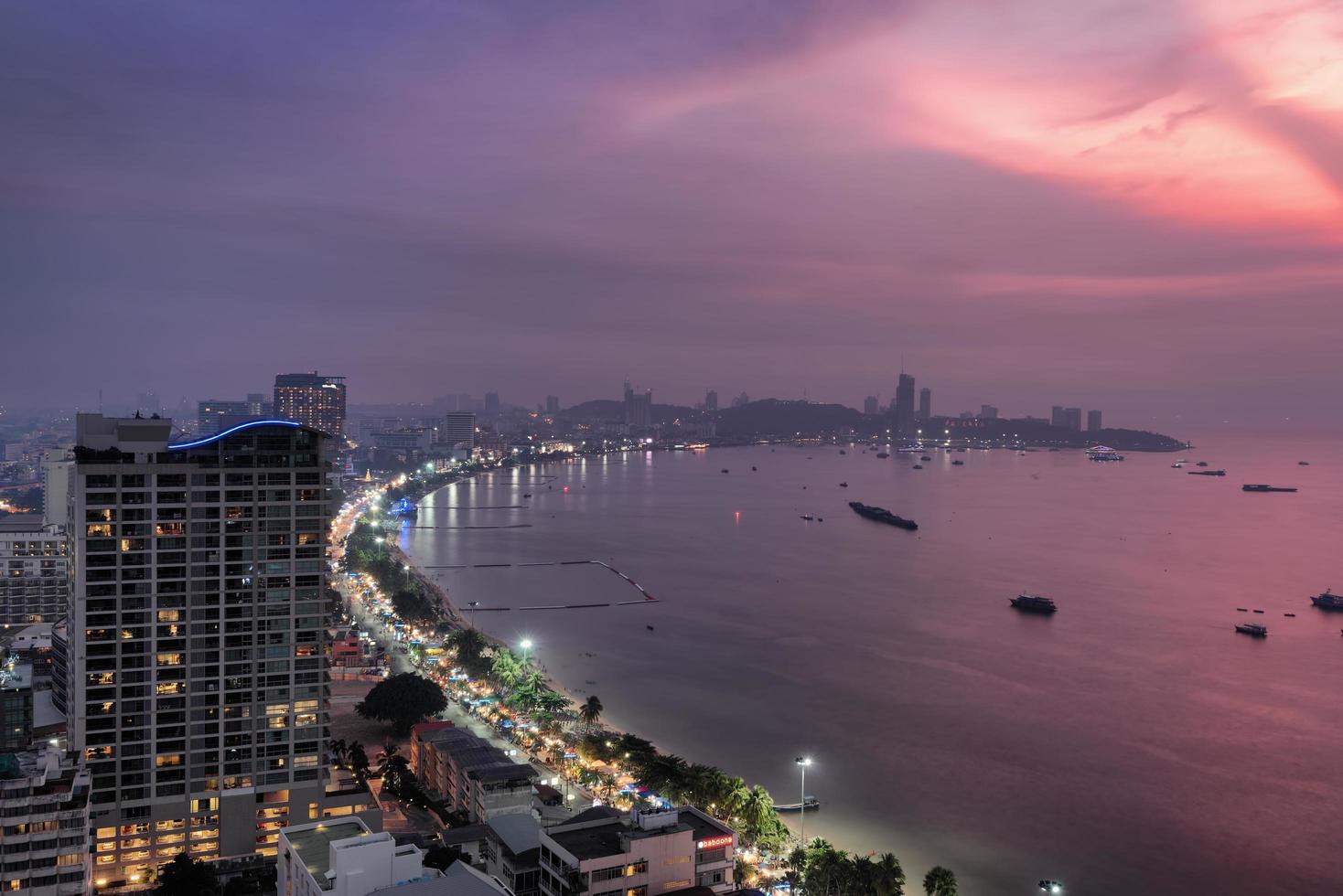 vista dos arranha-céus na cidade de pattaya, Tailândia ao pôr do sol foto