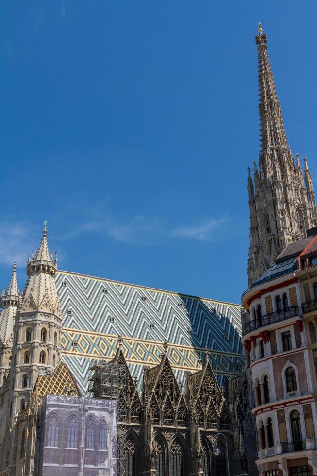 rua catedral stephan no centro de viena, áustria foto