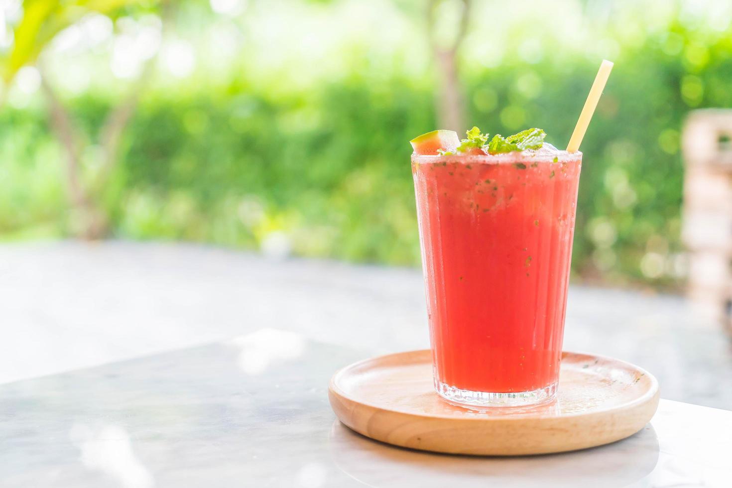 suco de melancia gelado com hortelã foto