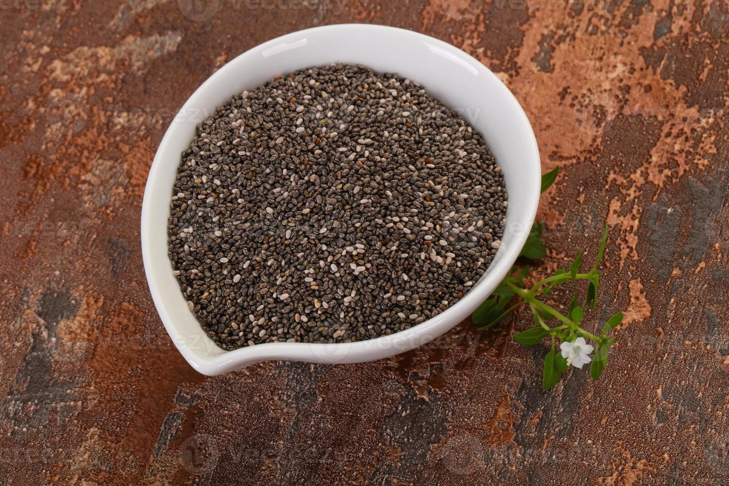 sementes de chia dietéticas na tigela foto