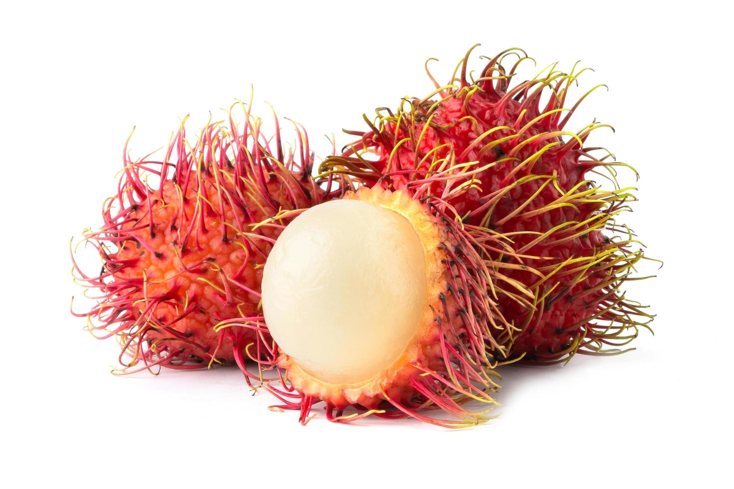 rambutans em fundo branco foto