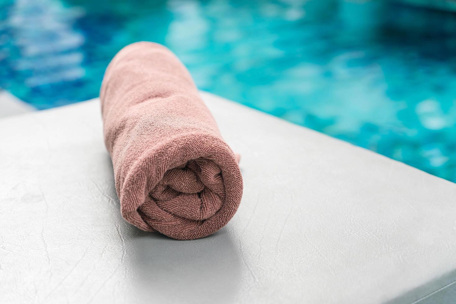 toalha de piscina ao lado da piscina foto