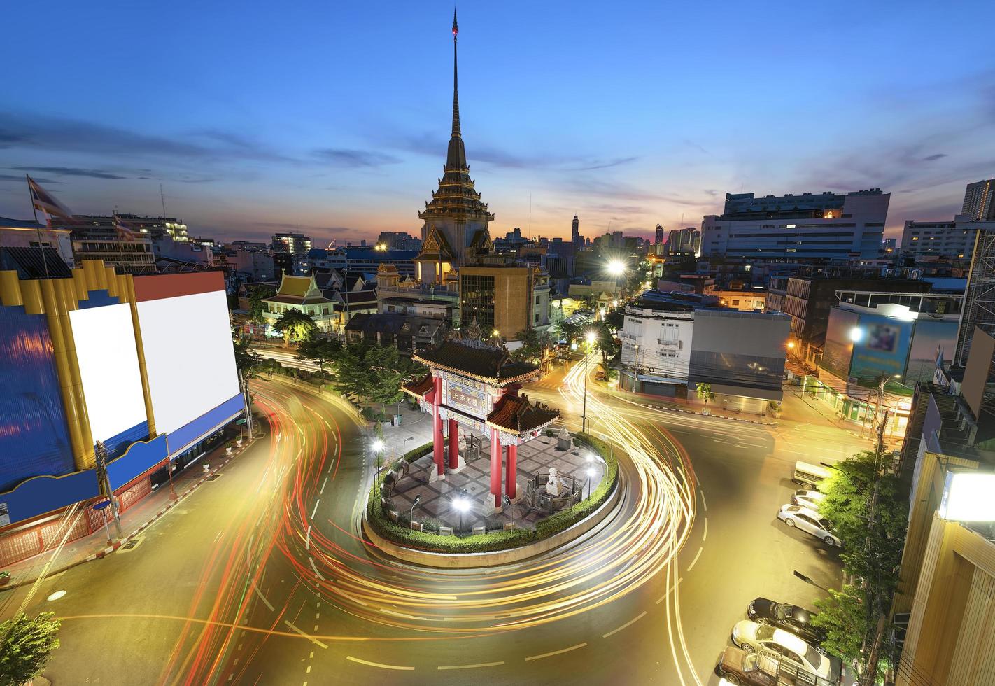 o arco de entrada e o templo em bangkok, tailândia foto