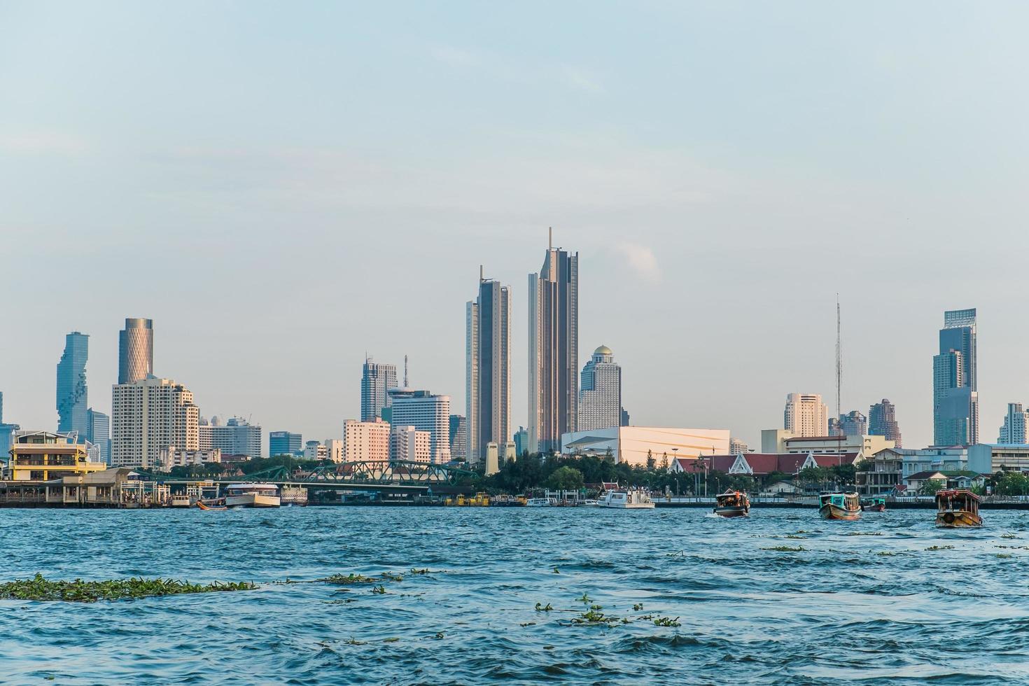 paisagem de edifícios na beira do rio chao phraya foto