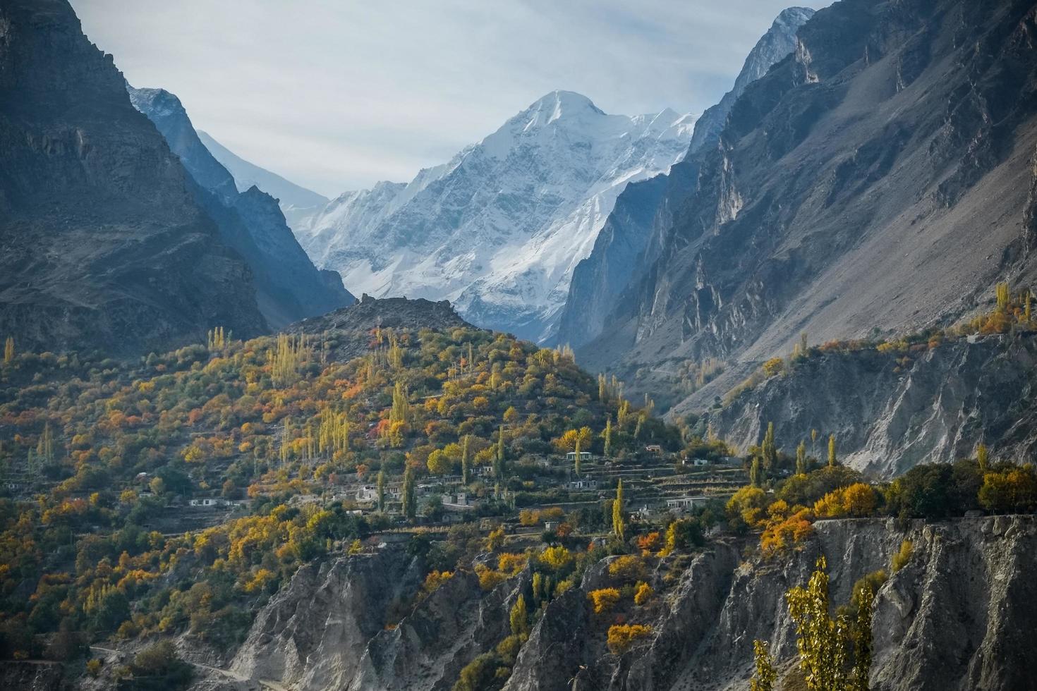 Cordilheira de karakoram no vale de nagar, paquistão foto