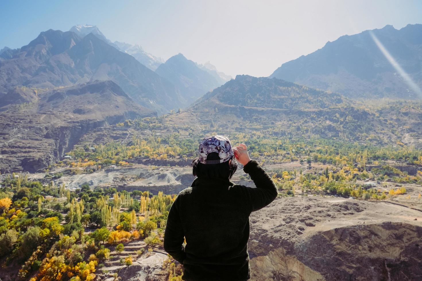 uma garota vendo paisagem paisagem foto