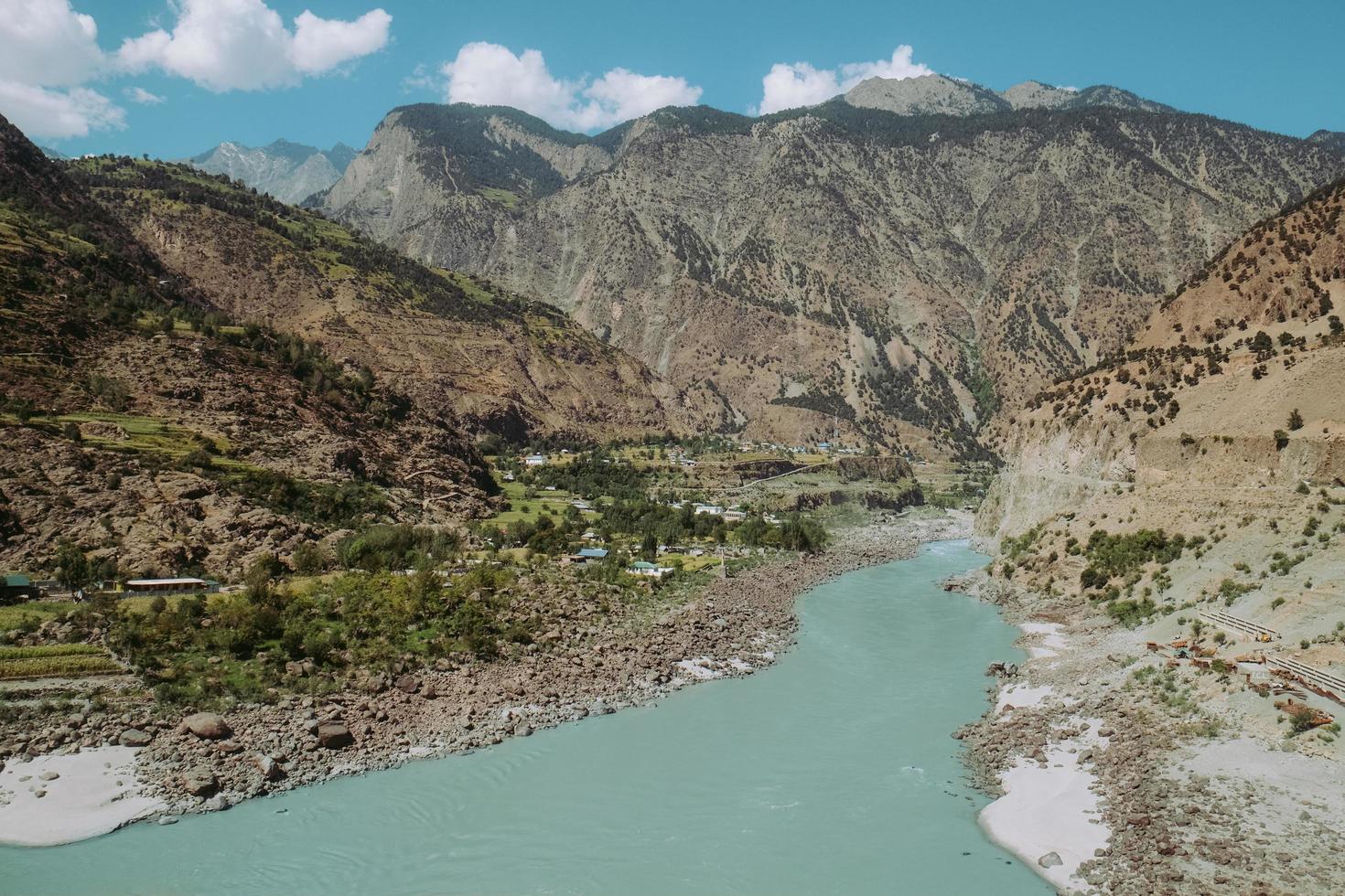 Rio Indus fluindo através de montanhas foto