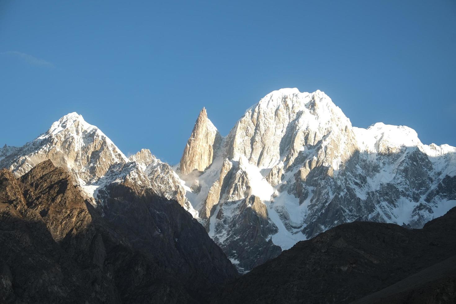 montanha de pico coberto de neve ladyfinger no vale de hunza, paquistão foto