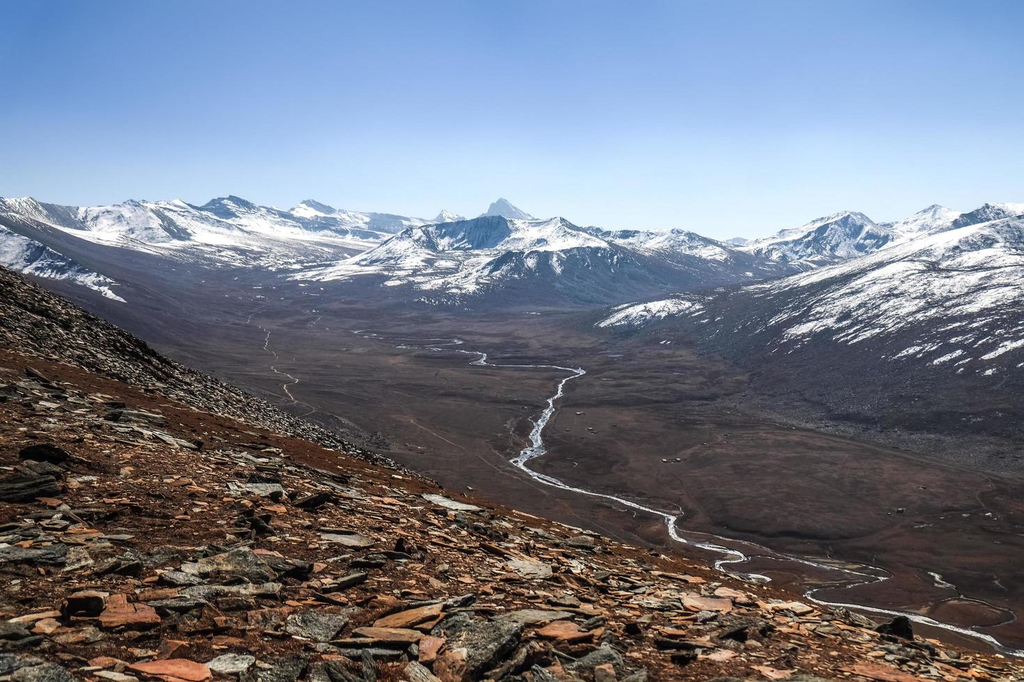 paisagem de montanhas cobertas de neve no Paquistão foto