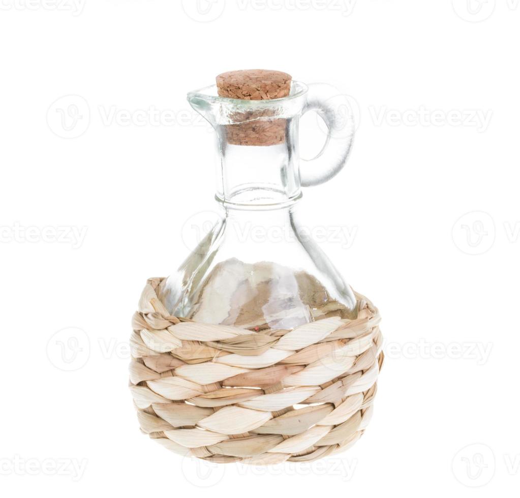 garrafa batida de palha isolada em branco foto
