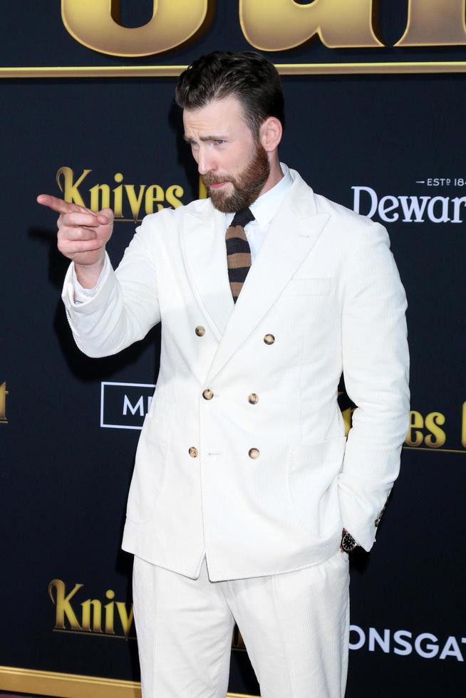 los angeles, 14 de novembro - chris evans na estreia das facas no teatro da vila em 14 de novembro de 2019 em westwood, ca foto