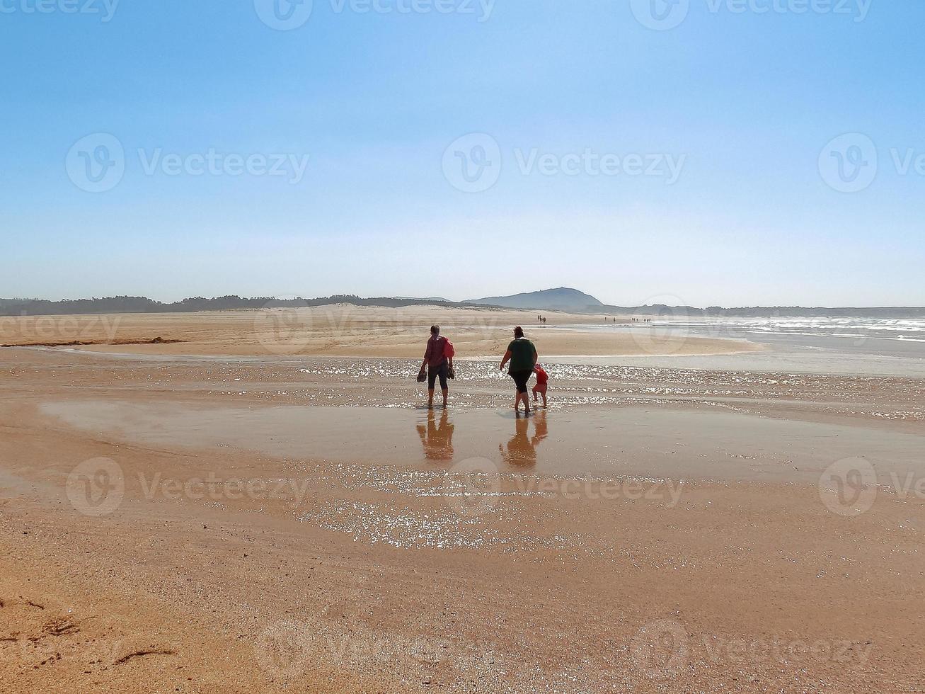 as pessoas andam na praia de valdovino. Valdovino, Galiza, Espanha foto