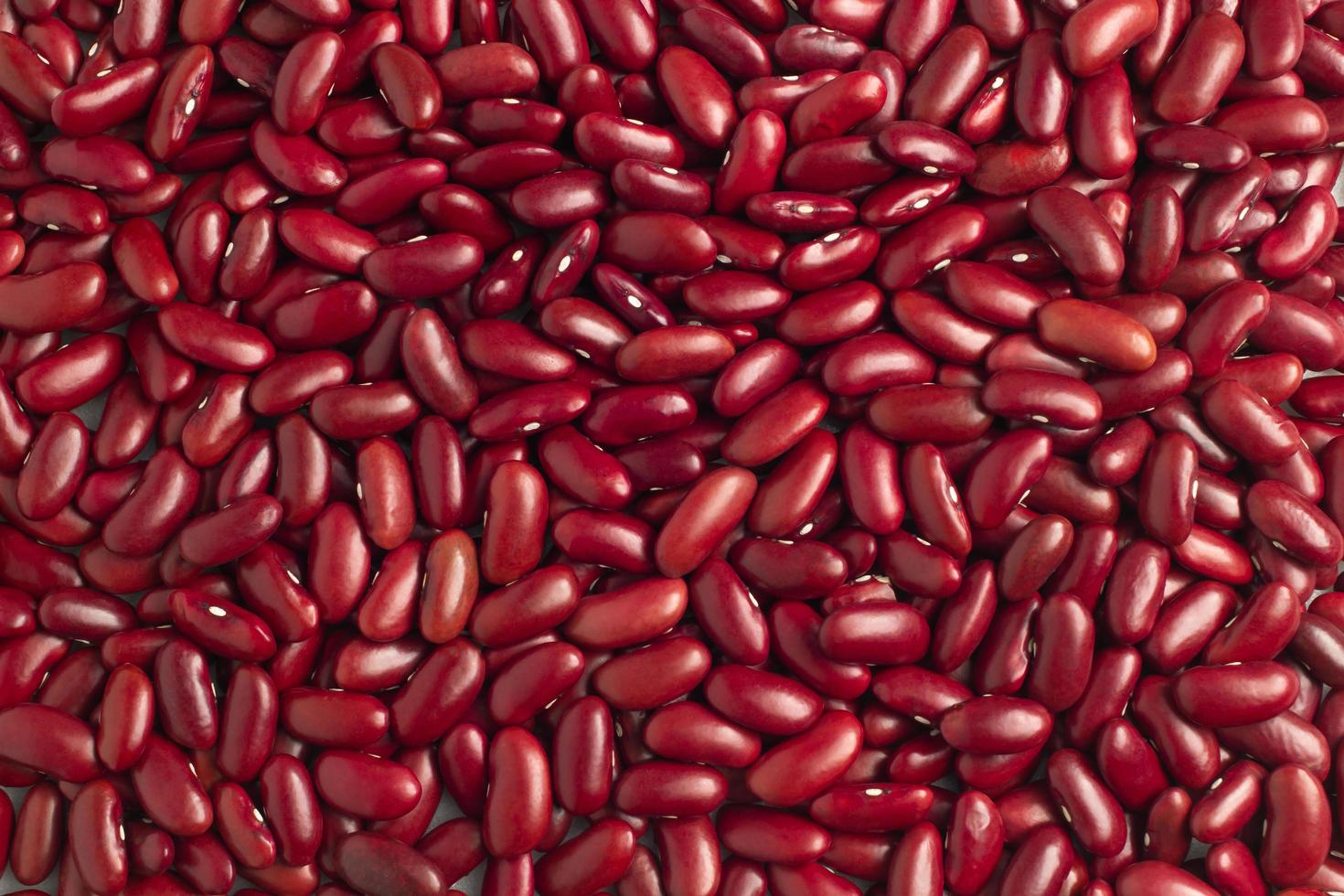 foto de close-up de vários feijões vermelhos, vista superior, esfolamento, de cima para baixo.