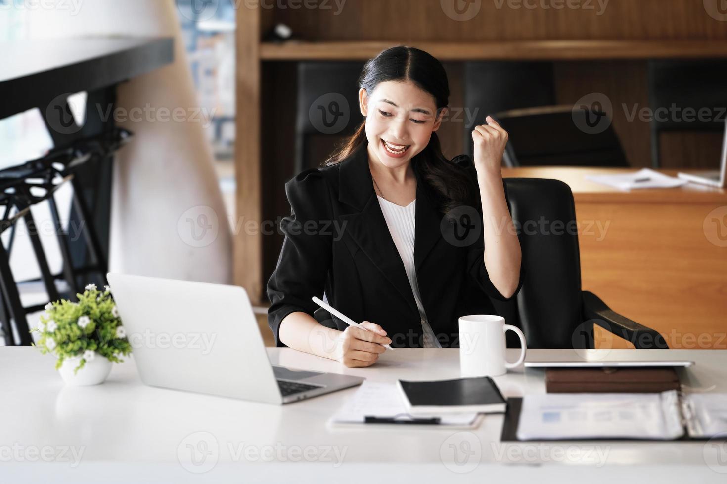 os colaboradores da empresa estão encantados com o sucesso do evento utilizando notebooks, documentos e tablets para o trabalho. foto