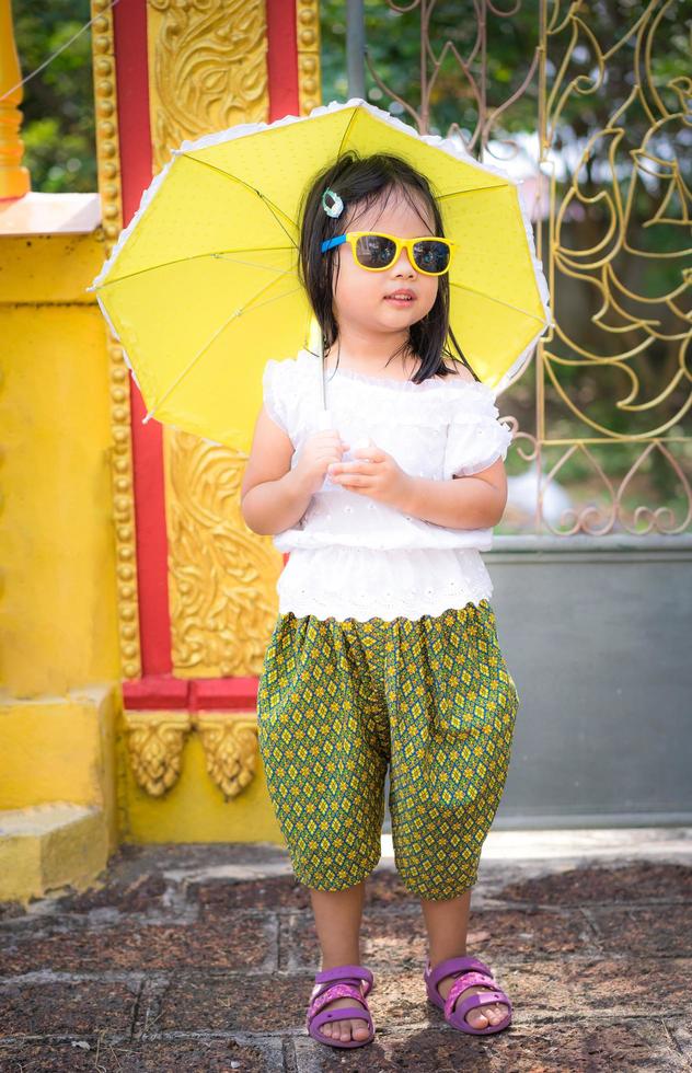 jovem menina asiática com guarda-chuva foto