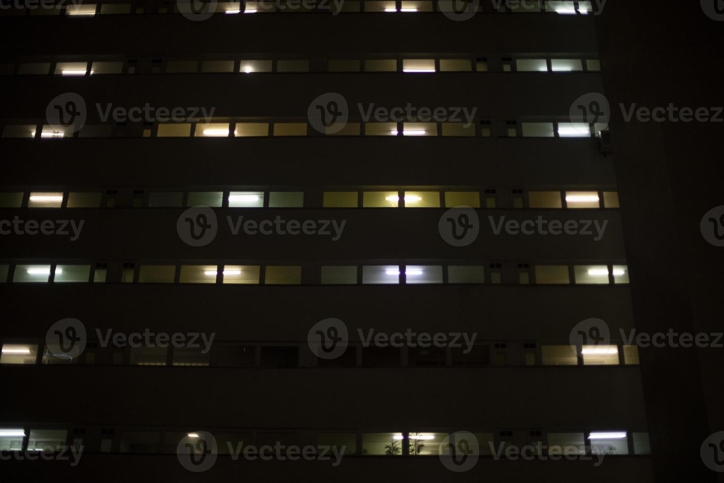 janelas no prédio à noite. arquitetura única. foto