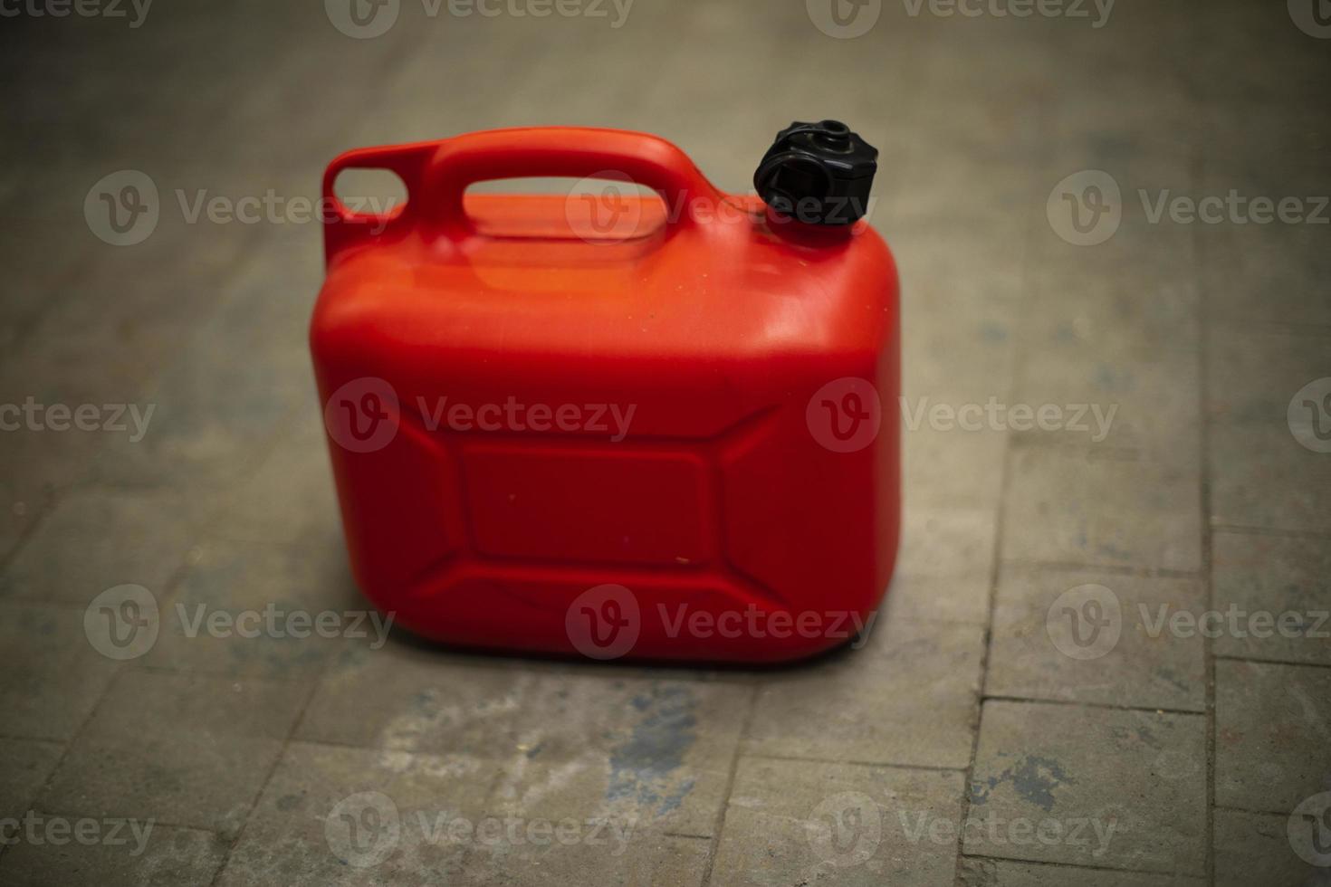 vasilha vermelha de combustível. tanque de óleo. foto