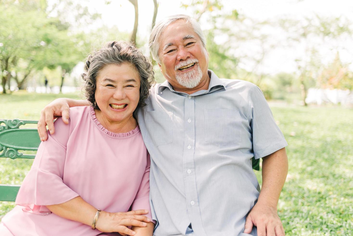 feliz casal sênior se divertindo foto