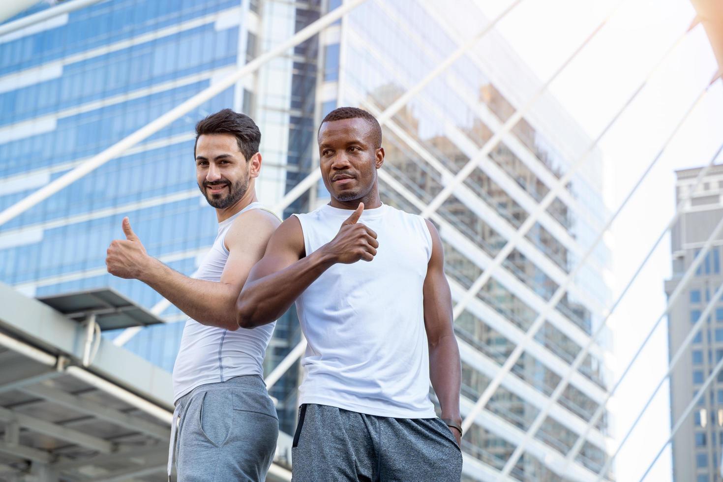 dois homens em roupas esportivas na cena da cidade foto