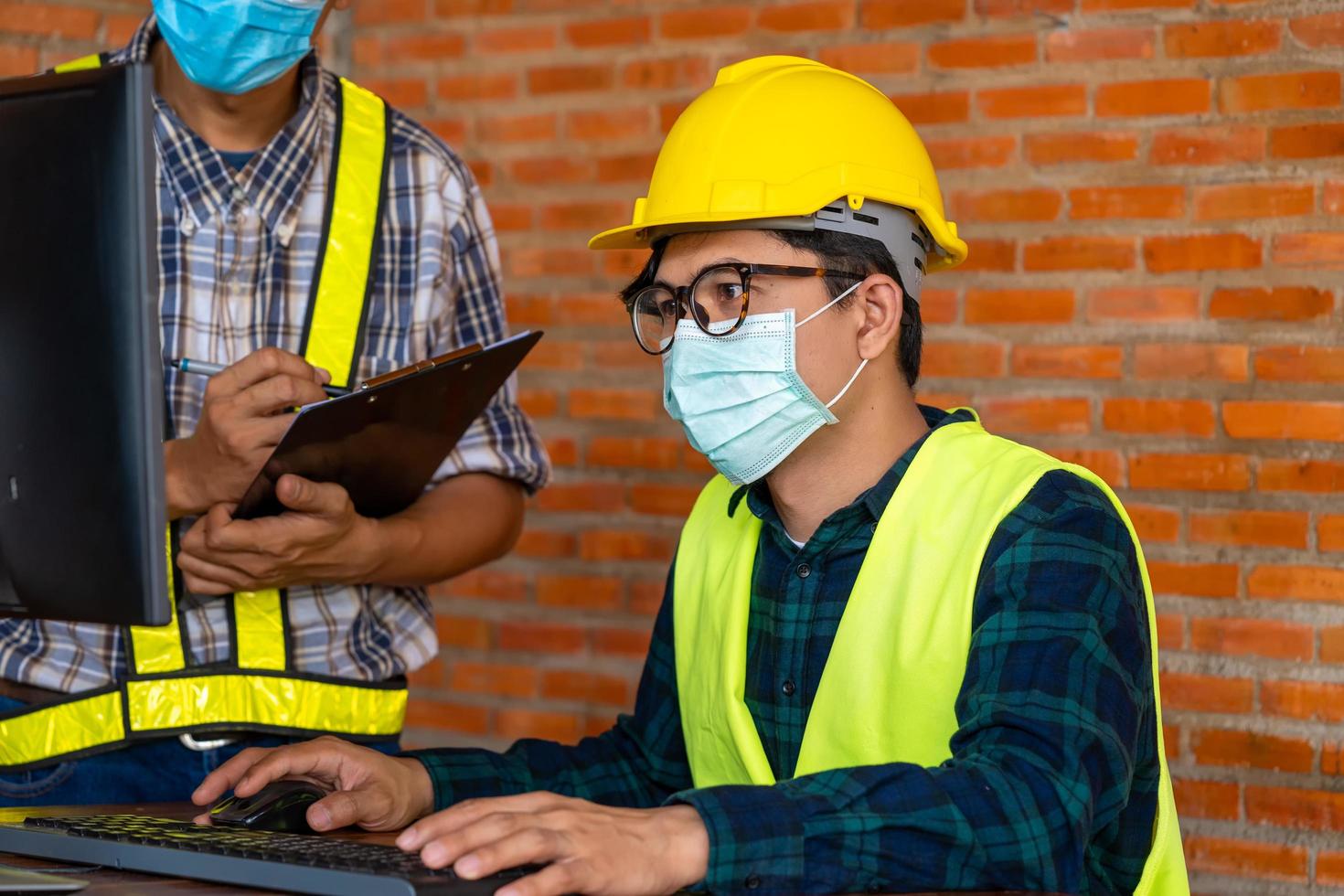 homem vestindo equipamentos de proteção com computador foto