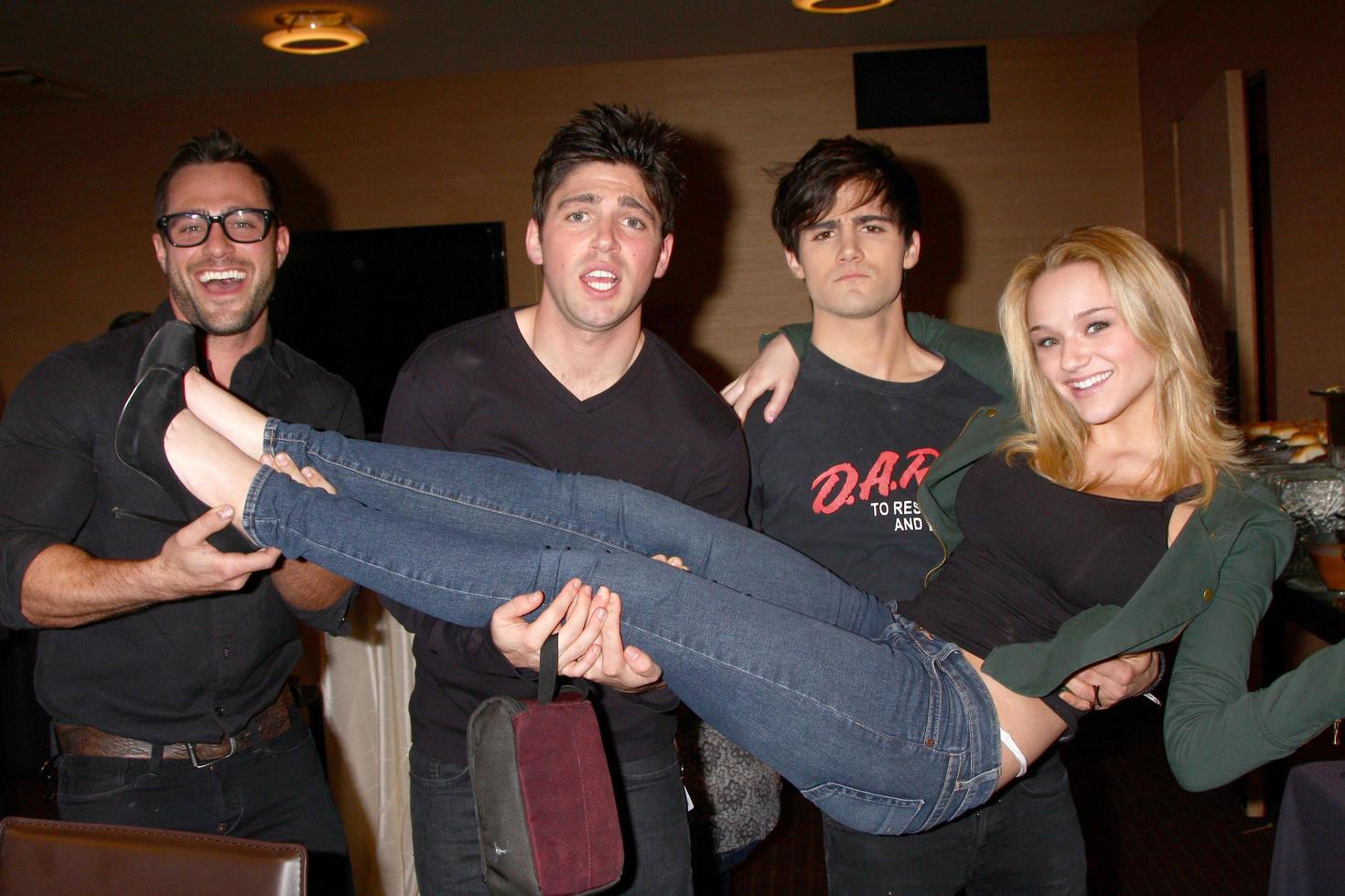 los angeles, 27 de fevereiro - marco dapper, robert adamson, max ehrich, hunter king at the hot new faces of the young and the restless press event na cbs television city em 27 de fevereiro de 2013 em los angeles, ca foto