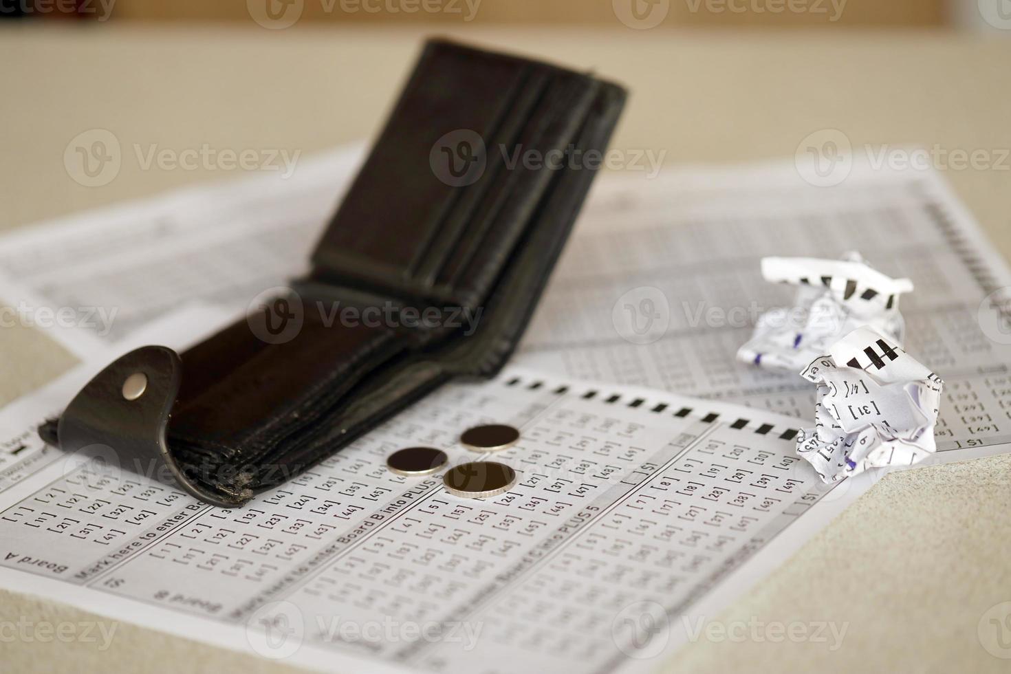 bilhetes de loteria amassados e bolsa vazia como símbolo de perder o jogo de loteria. resultados de jogos de azar. infortúnio foto