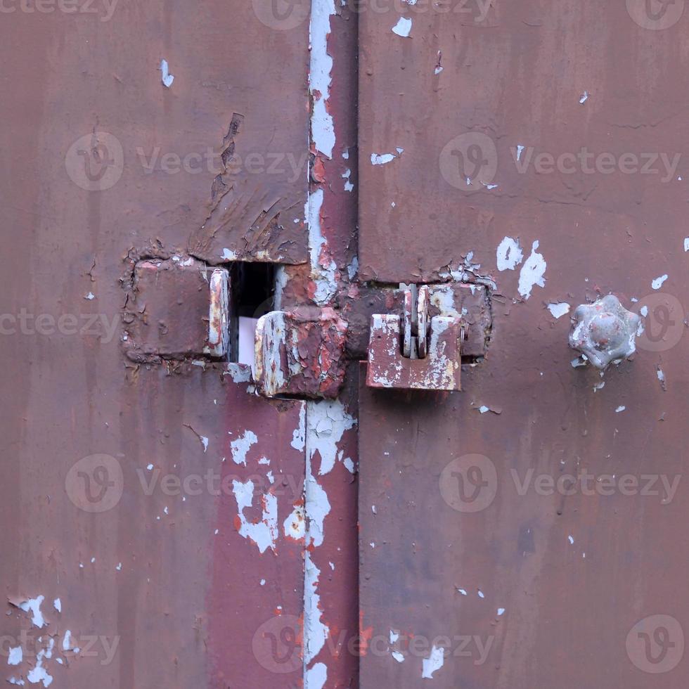 Fechadura de metal fechada porta de garagem cadeado de proteção de segurança foto
