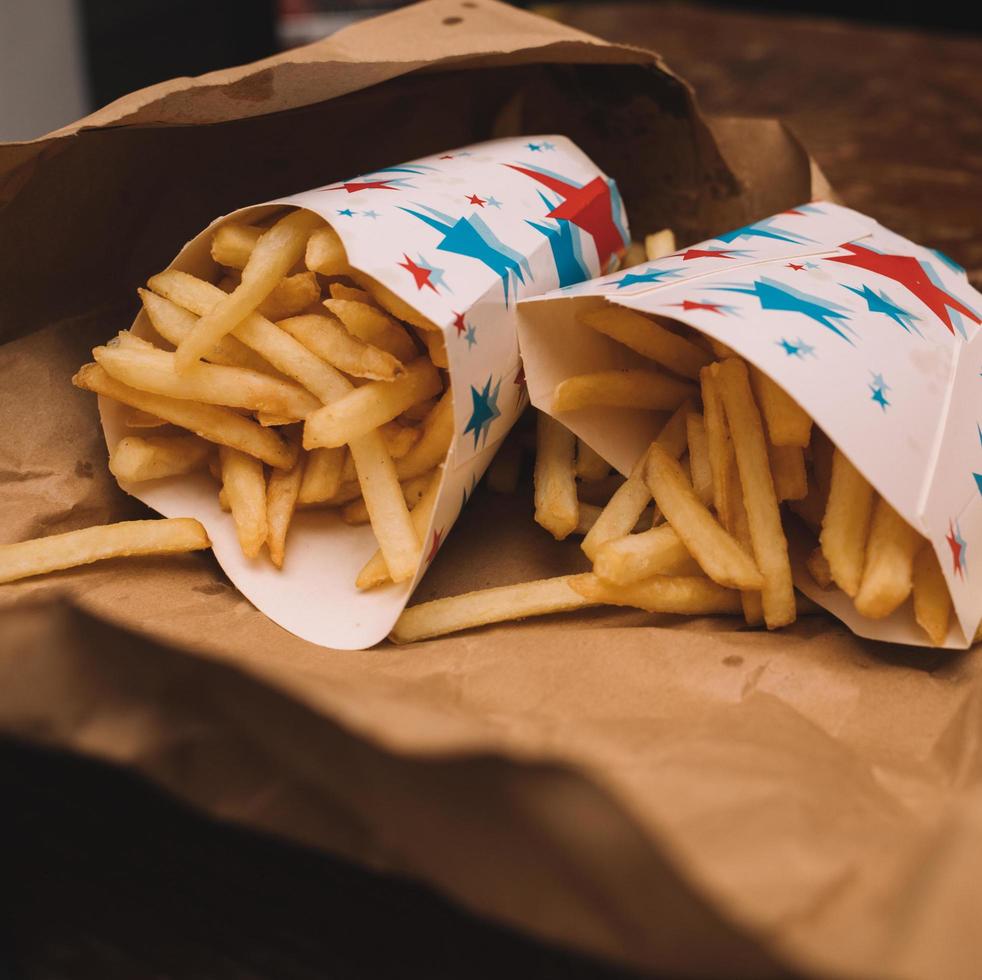 duas batatas fritas foto