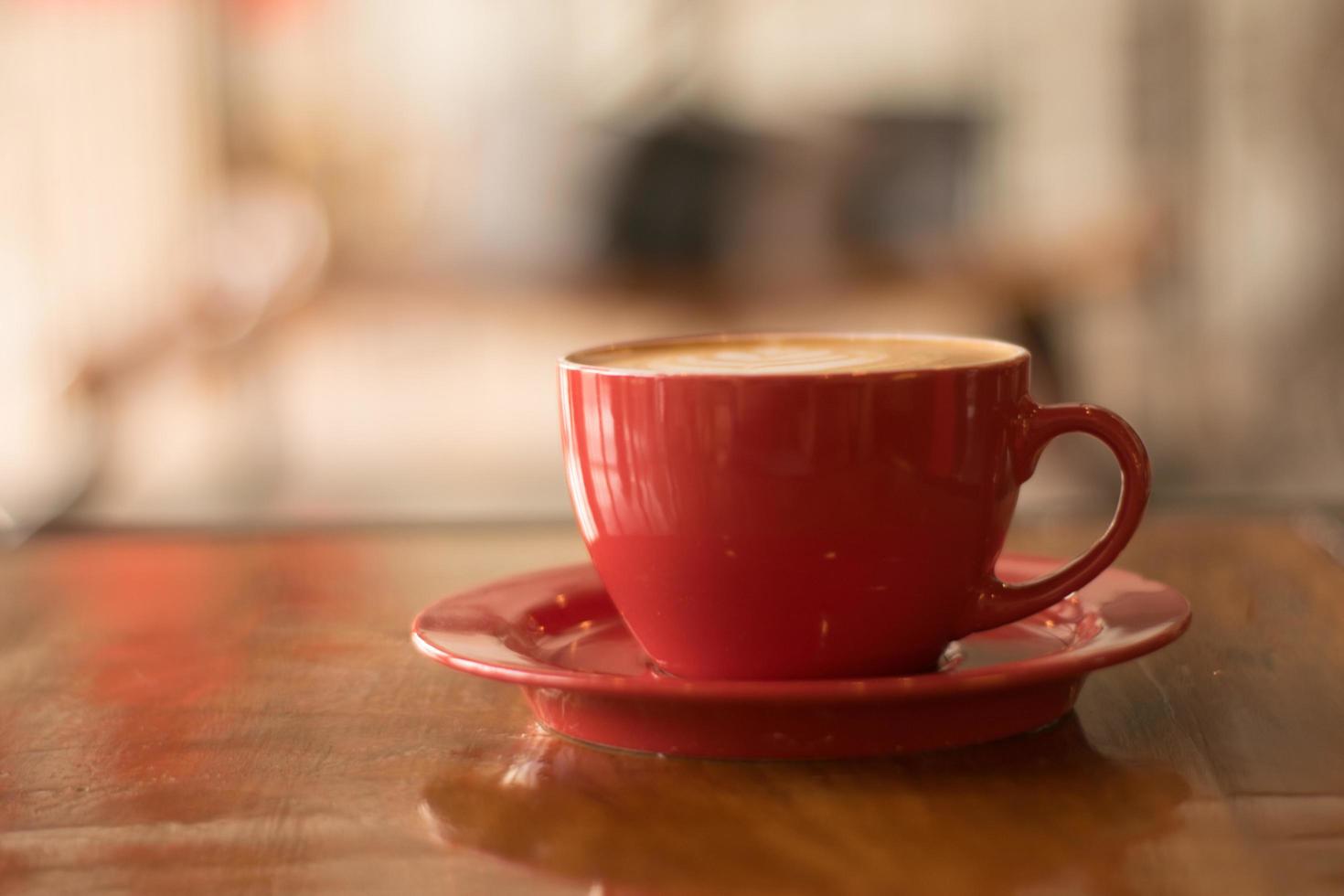 café com leite na caneca vermelha foto