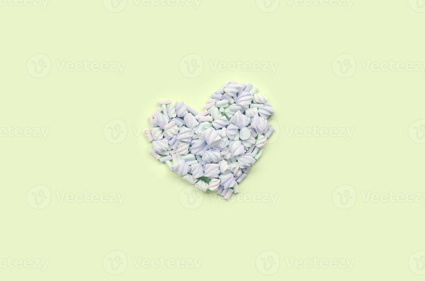 marshmallow colorido disposto em fundo de papel limão e rosa. coração texturizado criativo pastel foto