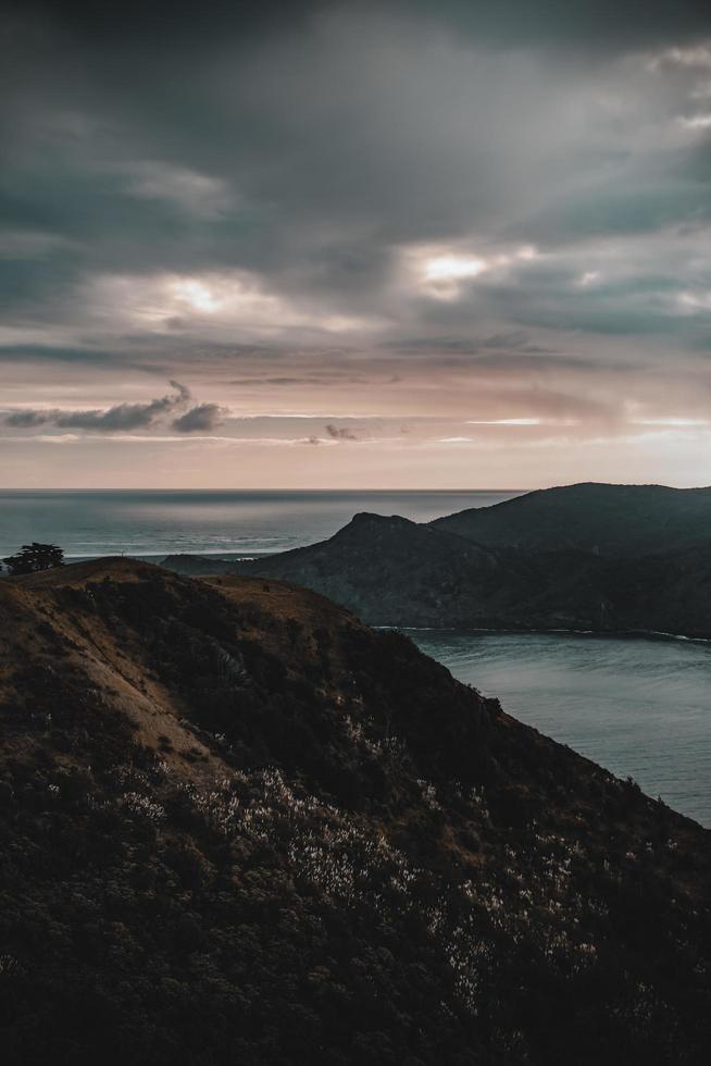 montanhas no mar foto