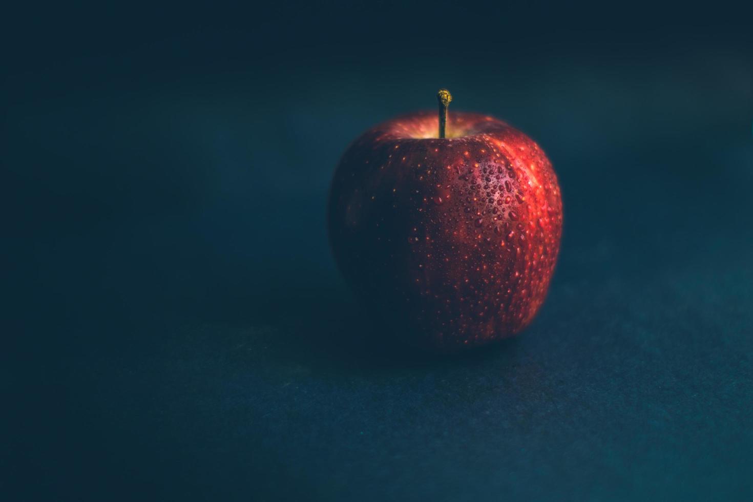 maçã vermelha em fundo escuro foto