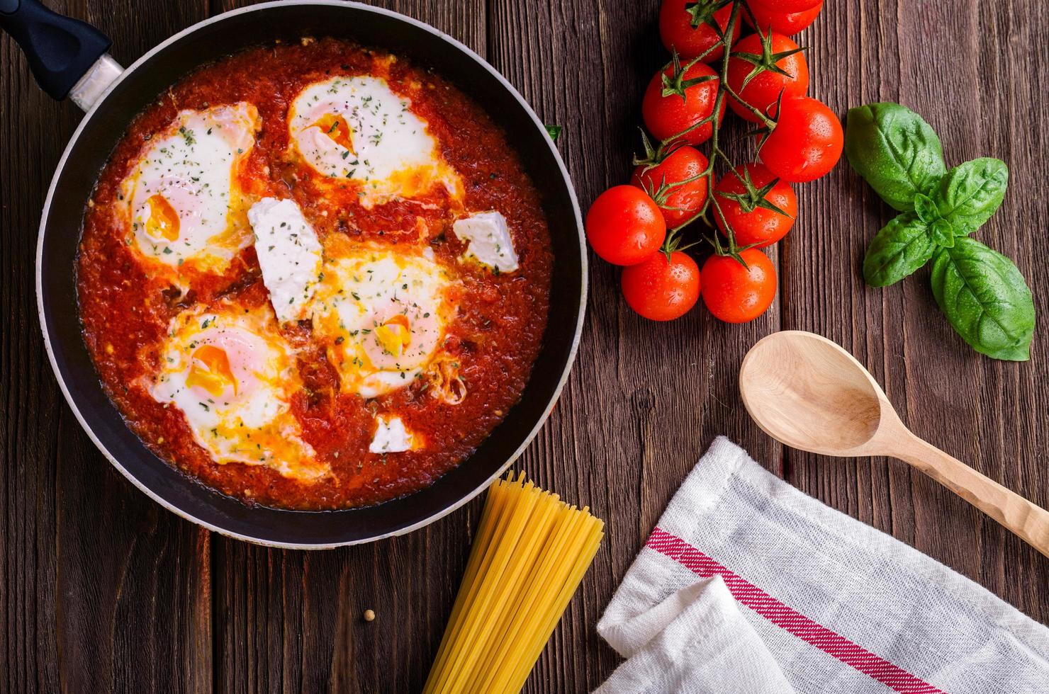 frigideira preta com prato de comida foto