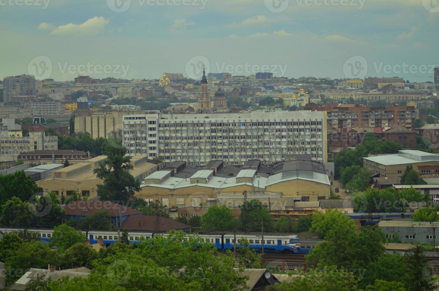 vista do telhado da cidade de kharkov, primavera foto