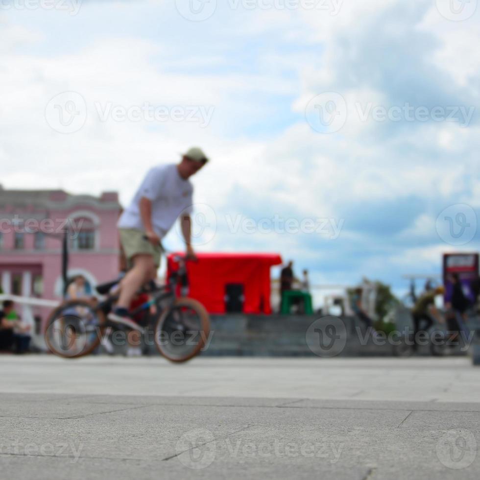 imagem desfocada de muitas pessoas com bicicletas bmx. encontro de fãs de esportes radicais foto