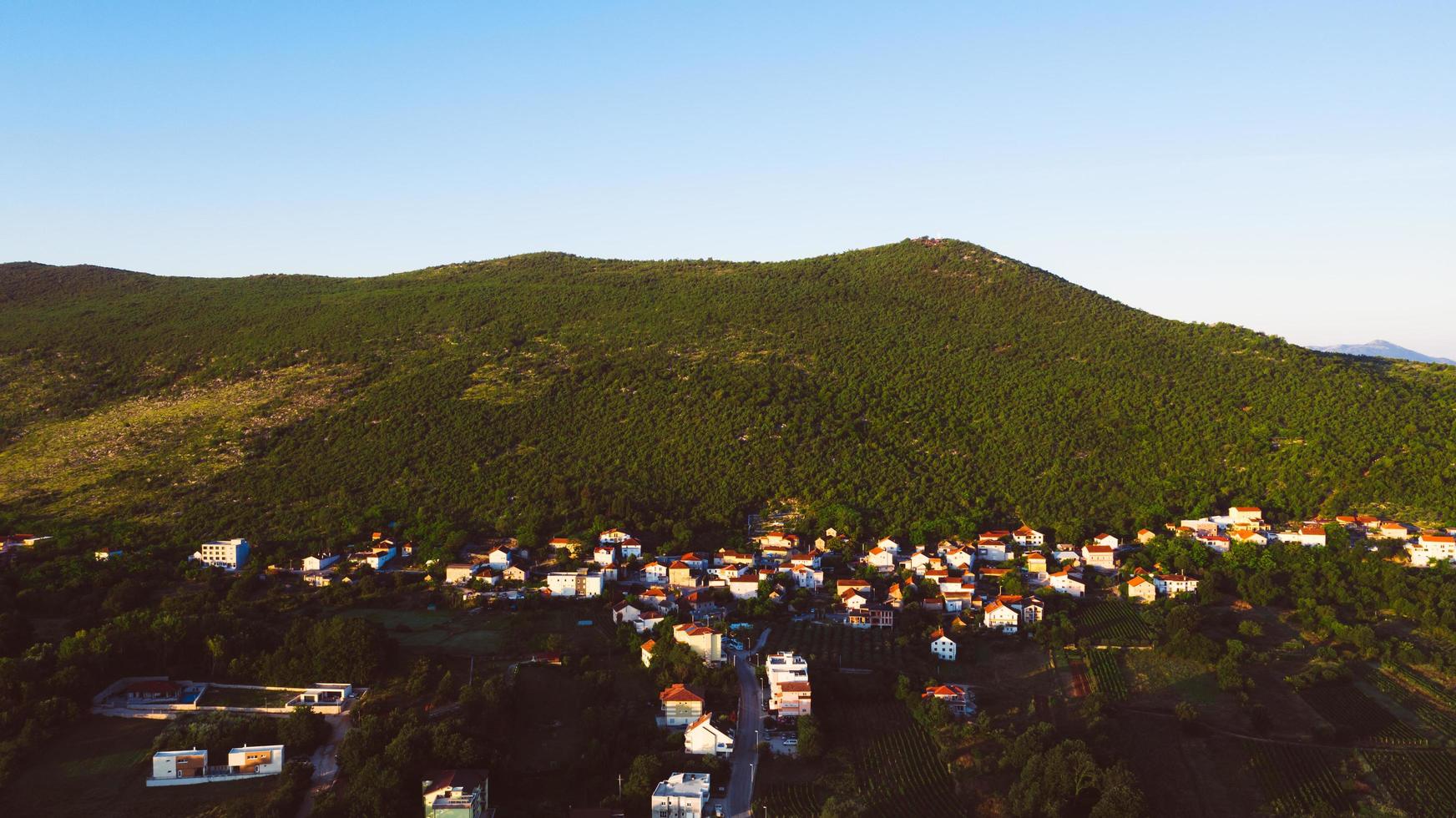 casas no penhasco da montanha foto