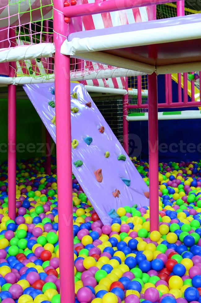 Fundo de muitas bolas coloridas de plástico na piscina de bolas em