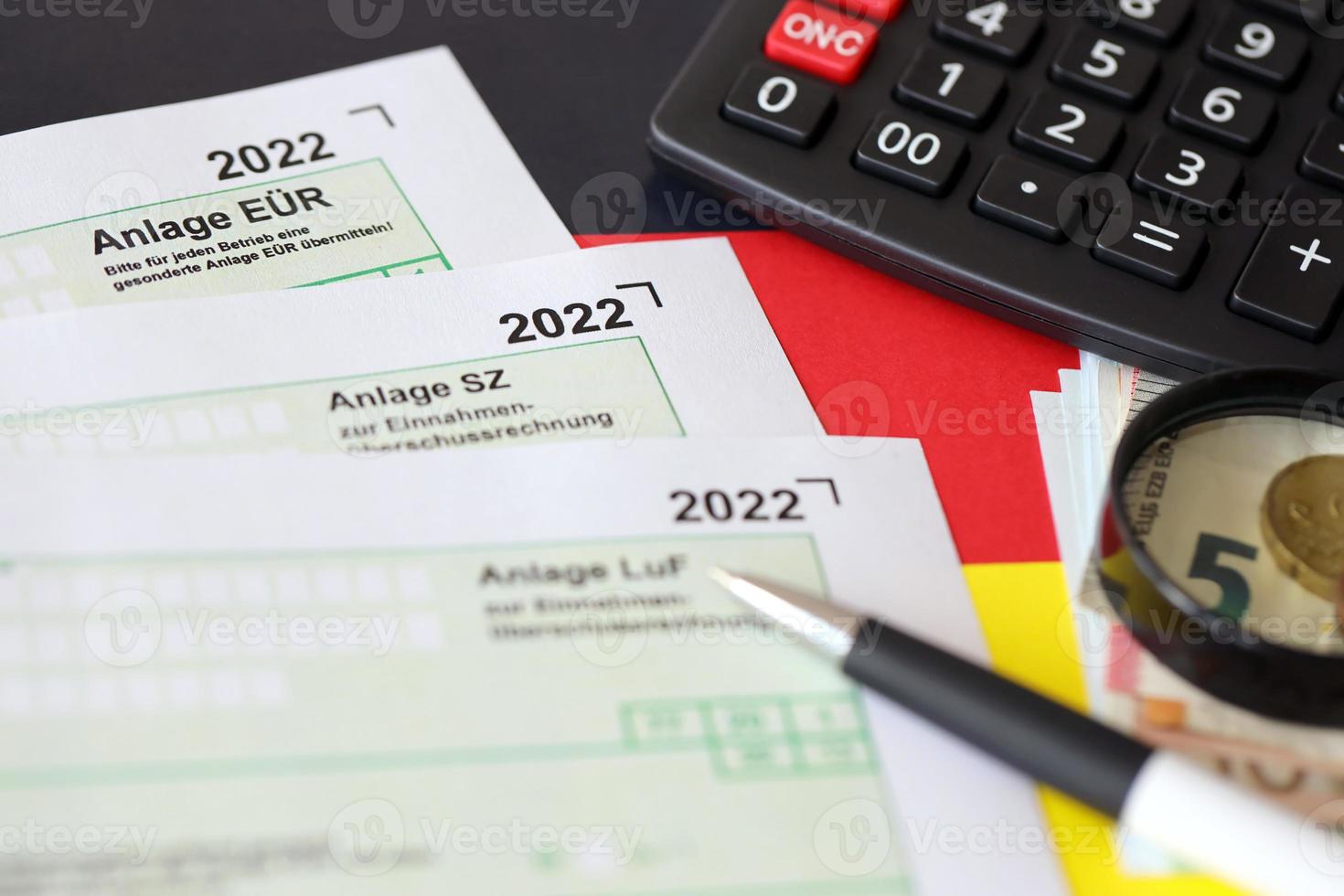 formulários em branco diferentes da declaração de imposto alemão - anlage eur, anlage sz e anlage luf. documentos encontra-se com calculadora, caneta e dinheiro europeu foto