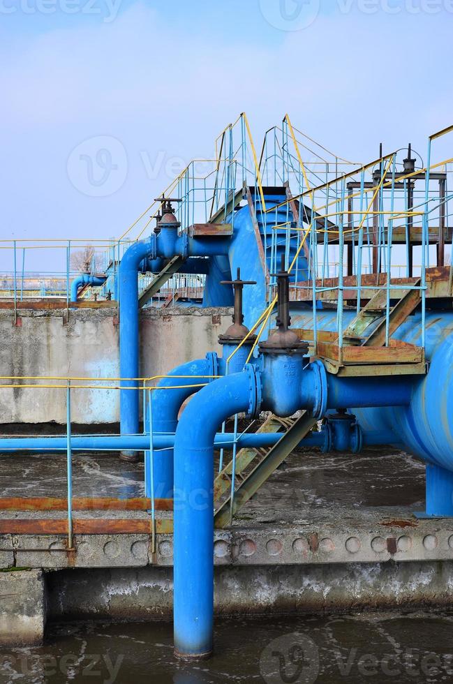 espaço industrial com muitos tubos e comunicações foto