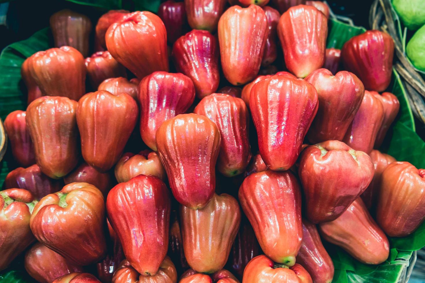 um monte de fruta jambu foto