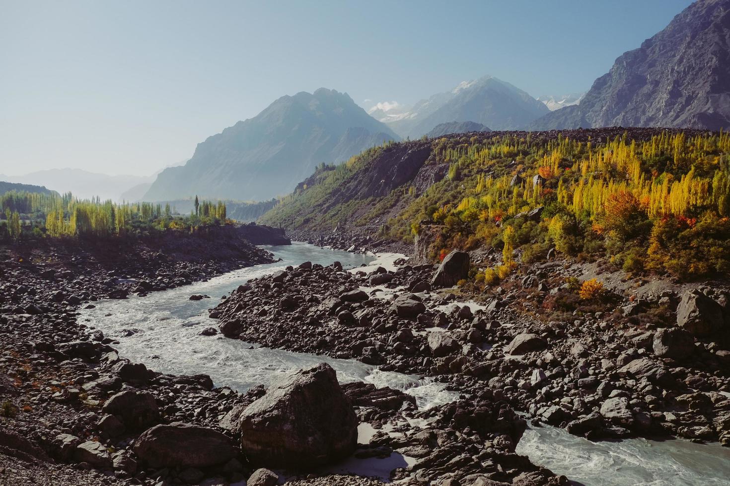 rio sinuoso ao longo da cordilheira de karakoram foto